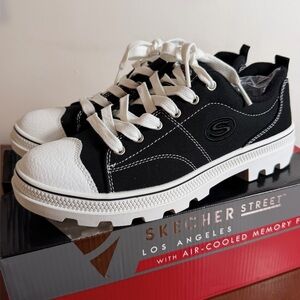 Women’s size 8 SKECHERS Roadies True Roots Platform Sneakers